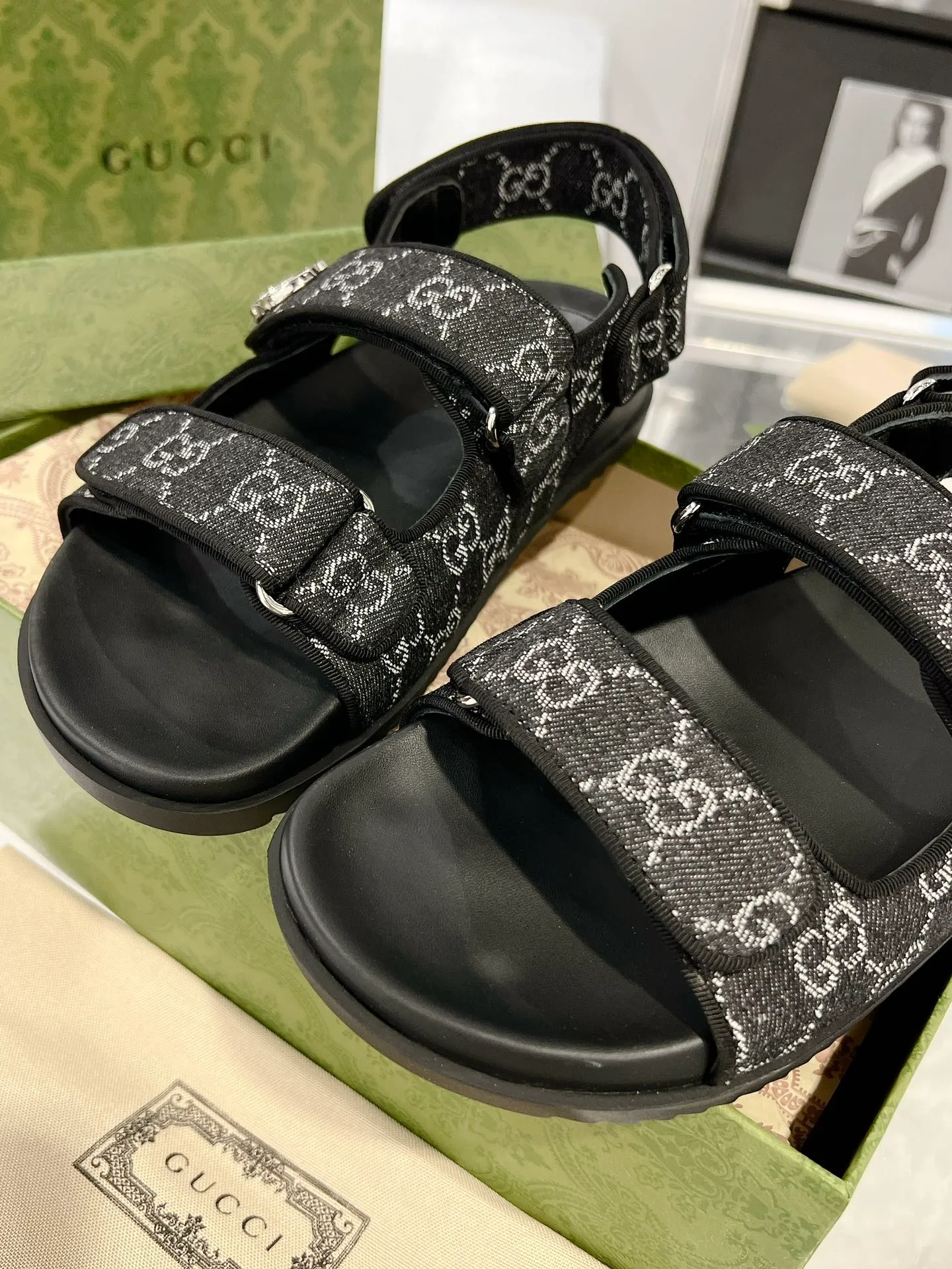 👟👟Ex-factory price 520👟👟 The latest Guccl24ss new product Double G women's Velcro sandals 😎 These flat sandals are designed with Velcro straps, which are modern and sporty, bringing comfort. This accessory is crafted from light blue and ivory white GG denim fabric. The upper straps are decorated with elegant Double G-shaped accessories, showing a unique style. Gucci’s classic presbyopic cloth surface…hot diamond surface…TPU non-slip outsole…ZP molded midsole feet…original metal buckle/rhinestone surface Code number: 35 to 42 (41.42 is custom-made and cannot be returned or exchanged)
